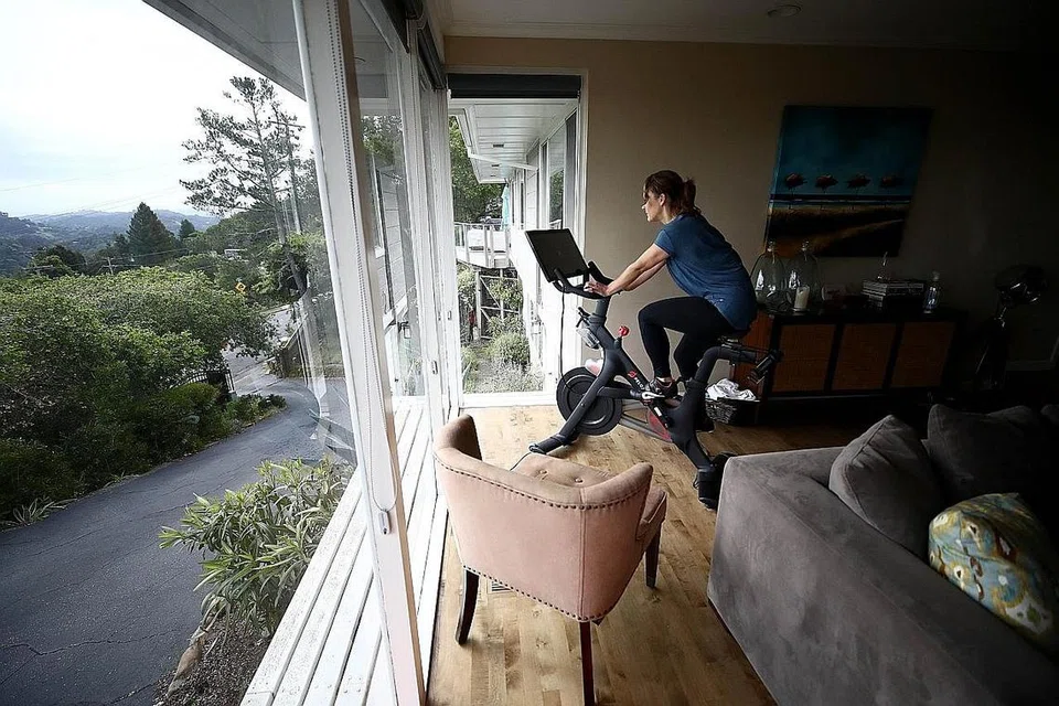 BERSENAM DENGAN SELAMAT: Bersenam di luar atau di rumah adalah cara yang membolehkan anda mematuhi panduan jarak selamat sambil anda melakukan rutin kecergasan harian anda. - Foto fail