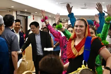 MAKAN MALAM: Encik Lawrence Wong bersama Menteri Negara Kebudayaan, Masyarakat dan Belia, Encik Alvin Tan tiba di majlis jamuan malam ulang tahun Lembaga Penasihat Sikh