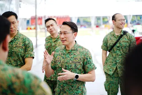 Kolonel Halmie di tapak sambutan kejiranan NDP di Yishun bersama anggota kerahan NS di dalam pasukannya semasa membuat persiapan untuk acara itu yang akan berlangsung dari 4 petang hingga 9 malam 10 Ogos.