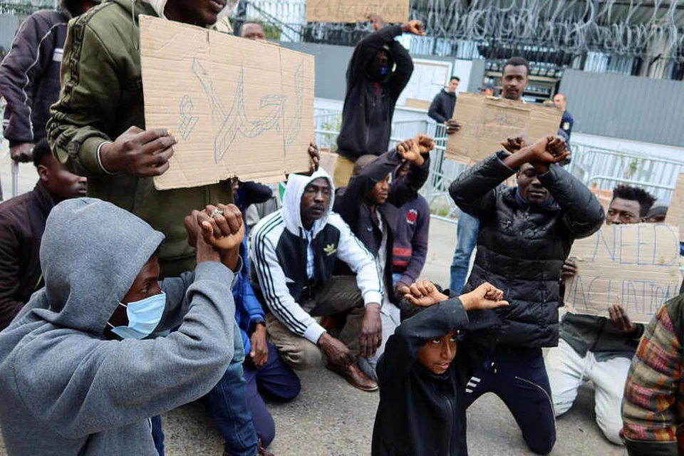 Pendatang asing tanpa izin (PATI) dari Afrika yang kini terkandas di Tunisa, mengadakan bantahan di luar ibu pejabat Suruhanjaya Tinggi Pertubuhan Bangsa-Bangsa Bersatu bagi Pelarian (UNHCR) di Tunis, Tunisia, menuntut mereka dipindahkan keluar dari negara itu.