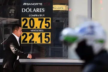 PESO TERJEJAS: Mata wang Mexico, peso, merosot hampir 1 peratus berbanding dolar Amerika selepas Encik Trump tegas mahu membina tembok sempadan dengan Mexico. - Foto AFP