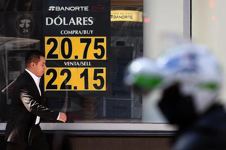 PESO TERJEJAS: Mata wang Mexico, peso, merosot hampir 1 peratus berbanding dolar Amerika selepas Encik Trump tegas mahu membina tembok sempadan dengan Mexico. - Foto AFP