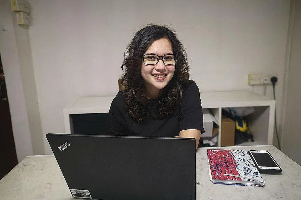 NORMA BARU: Walaupun dibenarkan kembali ke pejabat, Cik Nurafiqah berkongsi, beliau hanya dibenarkan pulang ke pejabat pada hari yang tertentu dalam seminggu untuk mengurangkan kontak bersama rakan sekerja yang lain. Namun, beliau masih perlu bekerja di rumah sebahagian besar semasa Fasa pertama ini. - Foto ihsan NURAFIQAHABDUL WAHAB