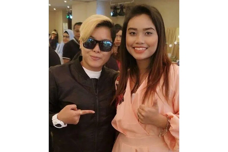 GANDINGAN PADU: Chomel (kiri) dan Fatinn SerulingLady saling bertukar idea menjadikan lagu cover Aku Bidadari Syurgamu cukup syahdu dan menyentuh kalbu. - Foto AMYR ABADAWN