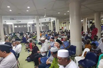 SEMPIT: Ada kala masjid terpaksa menyediakan ruang solat di tingkat satu sahaja walau sempit. Dengan adanya kemudahan lif, ia dapat membantu jemaah khususnya warga emas. Foto dirakam sebelum Covid-19. - Foto MASJID DARUSSALAM