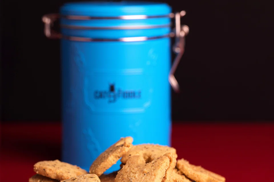 Cat & The Fiddle tawarkan biskut masin yang jarang ditemui di pasaran iaitu, Parmesan Thyme Cookies. Rasa biskut itu mempunyai rasa lemak dari keju parmesan serta bau harum dari herba thyme. 