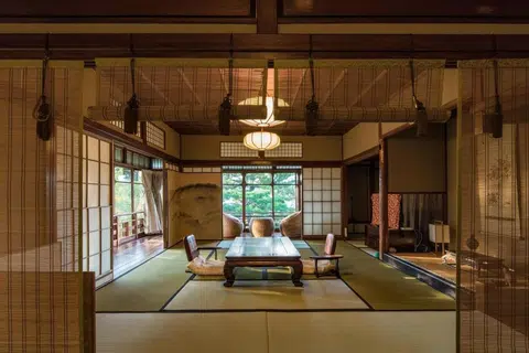 Nazuna Kyoto Tsubaki St. terletak berdekatan Nakagyo Ward yang menempatkan banyak kedai barangan terpakai di Kyoto.