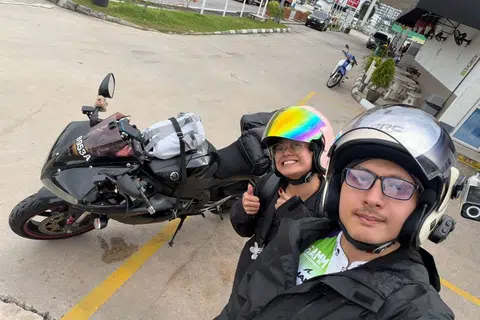 Cik Ritzsya Remona Putri Samsudin Ali dan suaminya, Encik Daniel Cheng, mengembara menaiki motosikal dari Singapura ke Thailand.