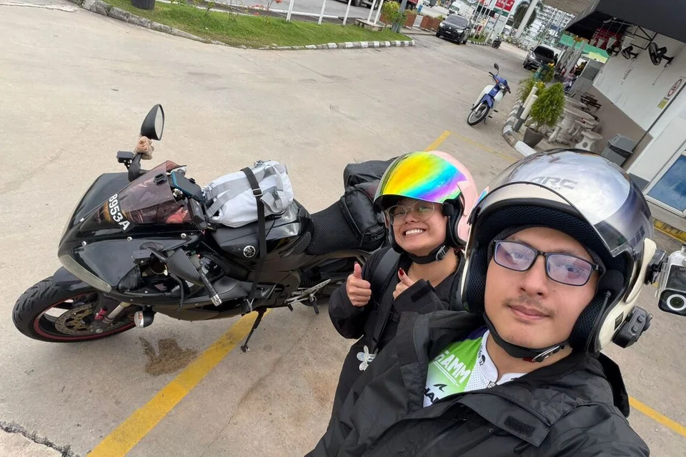 Cik Ritzsya Remona Putri Samsudin Ali dan suaminya, Encik Daniel Cheng, mengembara menaiki motosikal dari Singapura ke Thailand.