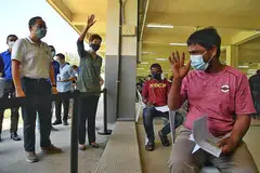 BERI PENGHARGAAN: Menteri Tenaga Manusia Josephine Teo dan Menteri Kedua Tenaga Manusia, Dr Tan See Leng, telah mengunjungi pusat vaksinasi di Seletar semalam untuk melahirkan penghargaan mereka kepada pekerja migran, pegawai dan sukarelawan yang bekerja sempena Hari Pekerja. - Foto BH oleh CHONG JUN LIANG