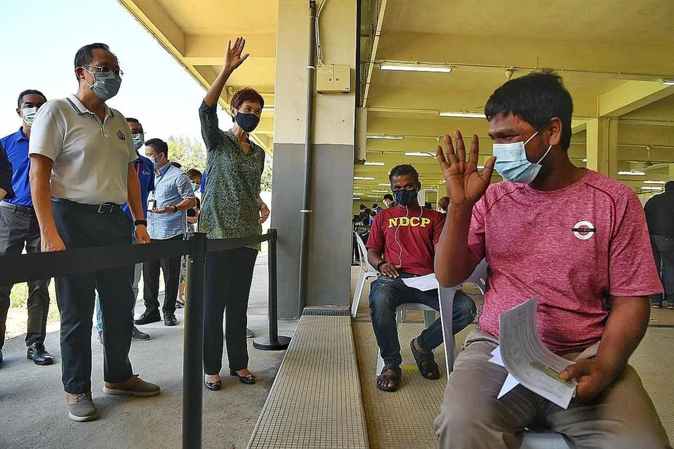 BERI PENGHARGAAN: Menteri Tenaga Manusia Josephine Teo dan Menteri Kedua Tenaga Manusia, Dr Tan See Leng, telah mengunjungi pusat vaksinasi di Seletar semalam untuk melahirkan penghargaan mereka kepada pekerja migran, pegawai dan sukarelawan yang bekerja sempena Hari Pekerja. - Foto BH oleh CHONG JUN LIANG