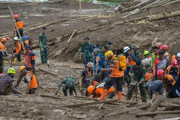 Anggota penyelamat menjalankan operasi mencari mangsa di kawasan terjejas akibat tanah runtuh di Kampung Pasirlangu, Bandung Barat, Indonesia, pada 25 Januari. 