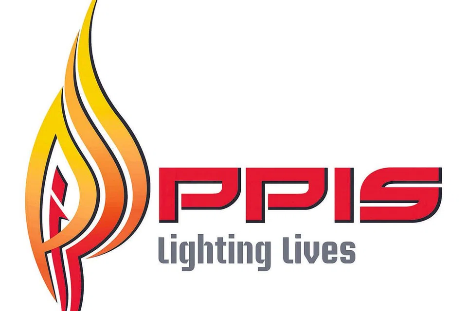 BERBINCANG BERSAMA: Cik Mariana dan suaminya, Encik Nezam, akan sama-sama berbincang tentang cara mendisiplinkan anak dan menetapkan peraturan di dalam rumah. - Foto BM oleh DESMOND FOO