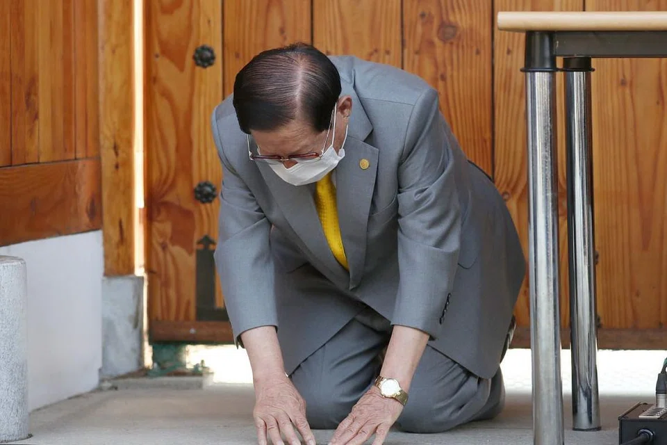 SESAL: Pengasas dan ketua gereja Shincheonji Church of Jesus, Lee Man-hee merendahkan dirinya sambil menunduk kepala sebanyak dua kali kepada wartawan untuk meminta maaf sewaktu sidang media yang diadakan di villanya di Gapyeong, Korea Selatan pada 2 Mac 2020. Foto: EPA-EFE 