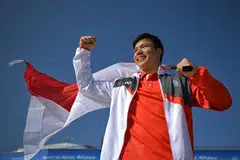 Maximilian Maeder menyambut kemenangannya selepas menang emas dalam luncur lelayang di Sukan Asia pada 2023. Kini Maeder telah mendapat kelulusan daripada Kementerian Pertahanan (Mindef) untuk menangguhkan Perkhidmatan Negara (NS) sepenuh masa bagi memberi laluan kepadanya berlatih menghadapi Sukan Olimpik Los Angeles 2028.