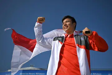 Maximilian Maeder menyambut kemenangannya selepas menang emas dalam luncur lelayang di Sukan Asia pada 2023. Kini Maeder telah mendapat kelulusan daripada Kementerian Pertahanan (Mindef) untuk menangguhkan Perkhidmatan Negara (NS) sepenuh masa bagi memberi laluan kepadanya berlatih menghadapi Sukan Olimpik Los Angeles 2028.