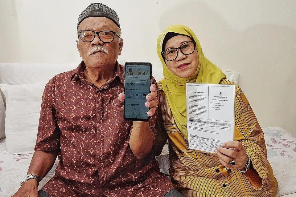 LINDUNGI DIRI: (Dari kiri) Encik Kamuri Sichor sudah menerima suntikan vaksin penggalak sejak dua minggu lalu manakala isteri, Cik Rosnah Khalid telah menempah slot janji temu pada 16 Oktober nanti. - Foto BH oleh KHALID BABA