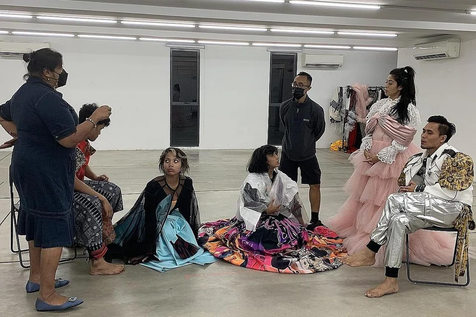 TEROKA GENRE BANGSAWAN: Kumpulan Teater Komtemporari, Teater Ekamatra, bergabung dengan penggiat tanah air dan Nusantara untuk persembahan selama dua jam di Sifa. - Foto TEATER EKAMATRA