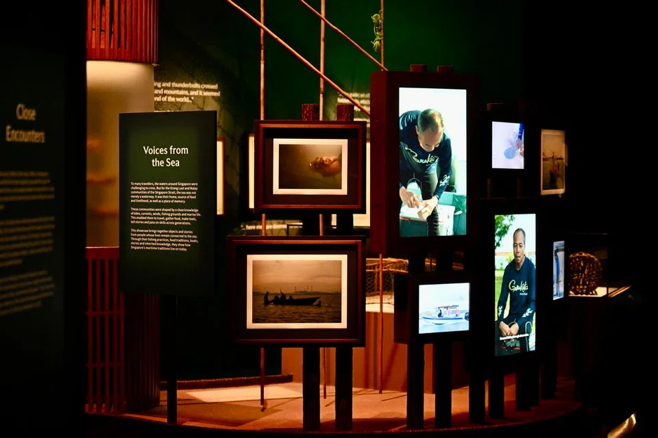 Pameran media campuran ‘Voices from the Sea’ (Suara dari Lautan) turut menampilkan himpunan foto masyarakat Orang Laut serta rakaman wawancara video bersama generasi muda masyarakat itu, yang berkongsi kisah dan perspektif mereka mengenai warisan Orang Laut.