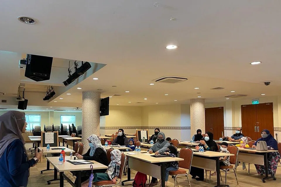 DEKATI IBU BAPA DAN KANAK-KANAK: Ustazah Siti Aminah Sapian (kiri) menjalankan Bengkel Khas Qiraati yang menitikberatkan bacaan huruf-huruf dalam Al-Quran dengan tepat, jelas dan lancar. - Foto MASJID MUJAHIDIN