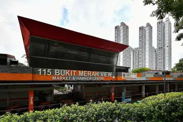 DITUTUP BAGI DIBERSIH: Pasar dan Pusat Penjaja 115 Bukit Merah View ditutup semalam dan hari ini bagi kerja pembersihan selepas dua kes Covid-19 dikesan di situ. - Foto BH oleh LIM YAOHUI