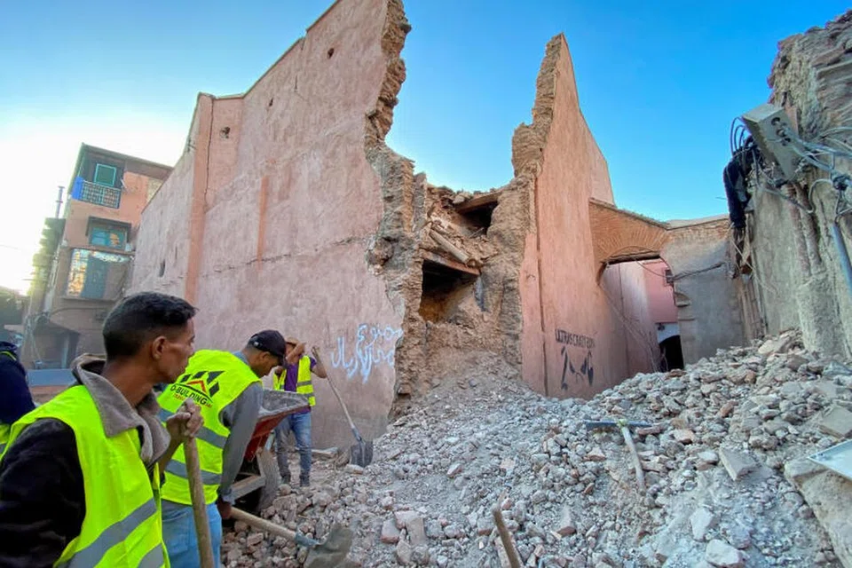 KEMUSNAHAN TIDAK DIJANGKA: Beberapa pekerja membersihkan kesan runtuhan gempa bumi di kota bersejarah Marrakesh.