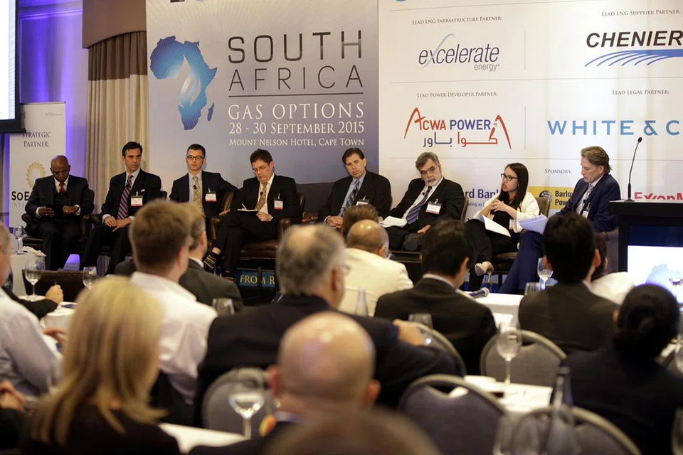 MEMPROMOSI SINGAPURA: Cik Faridah Saad (dua dari kanan) bercakap mengenai pembangunan prasarana gas dan peranan Singapura sebagai hab perdagangan gas pada masa depan di Persidangan Gas Pilihan 2015 di Afrika Selatan. - Foto-foto ihsan FARIDAH SAAD 