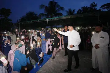 TAMBAH KUOTA HAJI: Calon presiden Encik Anies Baswedan (depan, dua dari kanan) berikrar akan menambah kuota haji jika beliau terpilih sebagai presiden dalam pilihan raya pada 2024.