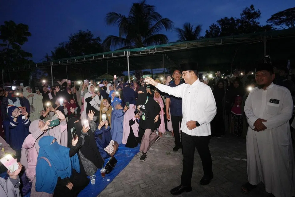 TAMBAH KUOTA HAJI: Calon presiden Encik Anies Baswedan (depan, dua dari kanan) berikrar akan menambah kuota haji jika beliau terpilih sebagai presiden dalam pilihan raya pada 2024.