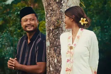 Minat terhadap filem klasik Melayu, seperti karya Allahyarham Tan Sri P. Ramlee, menjadi ilham di sebalik video praperkahwinan pengantin baharu, Encik Muhammad Yusoff Mohd Rasid (kiri) dan Cik Tara Nizam Kamarraj.