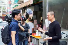 Pengarah filem Singapura, Josiah Ng (kiri), membesar dengan menghadapi cabaran dalam tuntutan pelajaran dan sering dilabelkan sebagai ‘pelik’ oleh rakan sebaya. Beliau dilihat mengarah Cef Andre Chiang (kanan) dalam karyanya ‘Andre & His Olive Tree’. 