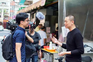 Pengarah filem Singapura, Josiah Ng (kiri), membesar dengan menghadapi cabaran dalam tuntutan pelajaran dan sering dilabelkan sebagai ‘pelik’ oleh rakan sebaya. Beliau dilihat mengarah Cef Andre Chiang (kanan) dalam karyanya ‘Andre & His Olive Tree’. 