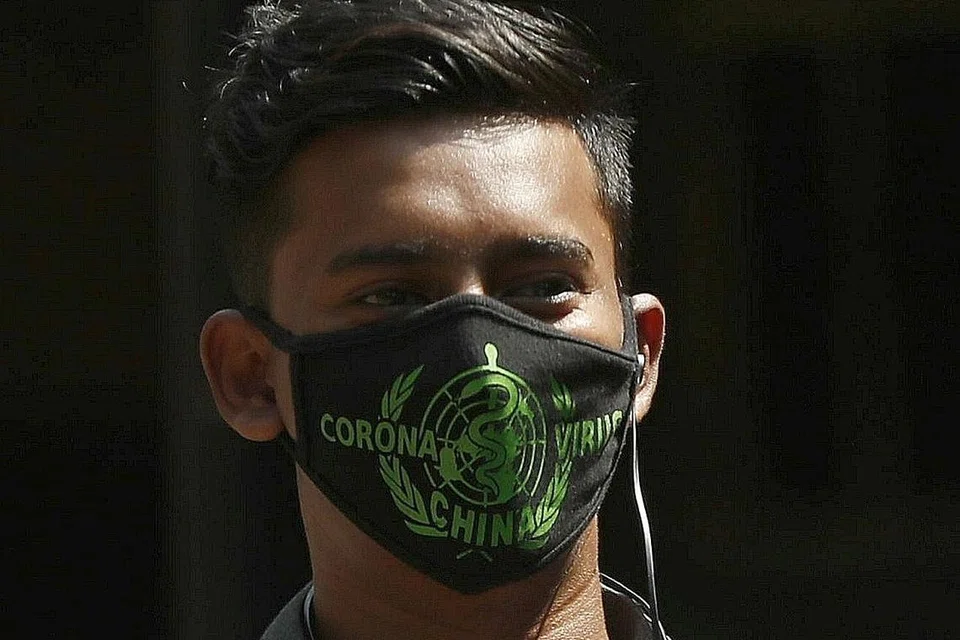 INDIA: Lelaki dari Mumbai, India ini menggunakan pelitup sebelum melangkah masuk ke hospital. - Foto REUTERS 