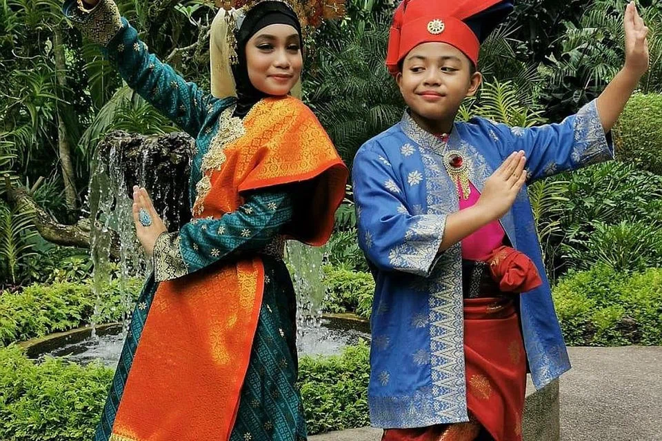 PERJUANGKAN IRAMA TRADISIONAL: Sekalipun masyarakat Islam akan menyambut Lebaran yang 'berbeza' tahun ini, penghibur cilik Ainul Yaqin dan M. Alfyan berharap lagu Hari Raya mereka yang baru 'Joget Riang Raya' dapat menghiburkan pendengar. Foto diambil sebelum langkah memakai pelitup dikuatkuasa. -Foto ihsan DIANA NAZYRA