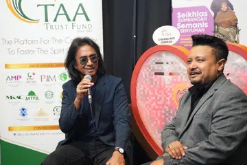 Selebriti, Art Fazil (kiri) dan A.B. Shaik Banafe, semasa acara siaran langsung ‘Sinaran Hati TAA’ di CelebFest pada 2025. Mereka akan menyerikan acara yang sama pada Sabtu, 22 Ogos 2026 di Dewan 403 dan 404, Pusat Konvensyen dan Pameran Suntec.