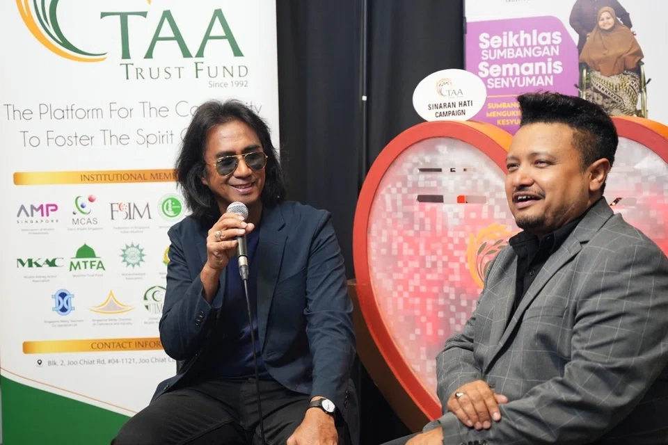 Selebriti, Art Fazil (kiri) dan A.B. Shaik Banafe, semasa acara siaran langsung ‘Sinaran Hati TAA’ di CelebFest pada 2025. Mereka akan menyerikan acara yang sama pada Sabtu, 22 Ogos 2026 di Dewan 403 dan 404, Pusat Konvensyen dan Pameran Suntec.