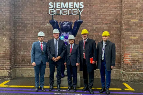 Timbalan Perdana Menteri, Encik Heng Swee Keat (tengah), melawat kilang elektrolisis dan turbin gas Siemens Energy, dan mengetahui lebih lanjut tentang inovasi mereka dalam pengeluaran hidrogen dan kecekapan tenaga.