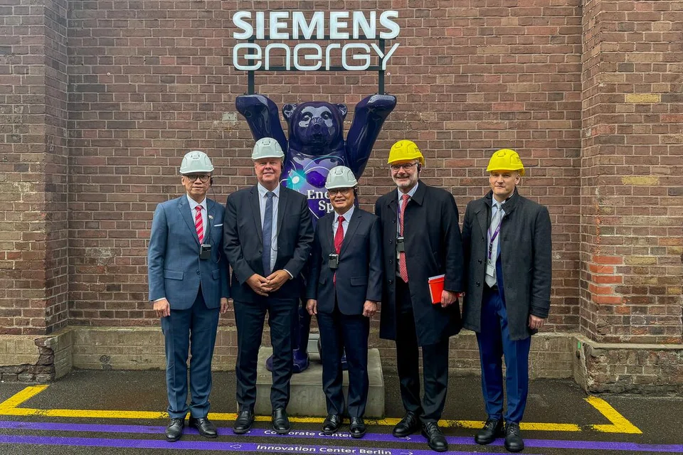 Timbalan Perdana Menteri, Encik Heng Swee Keat (tengah), melawat kilang elektrolisis dan turbin gas Siemens Energy, dan mengetahui lebih lanjut tentang inovasi mereka dalam pengeluaran hidrogen dan kecekapan tenaga.