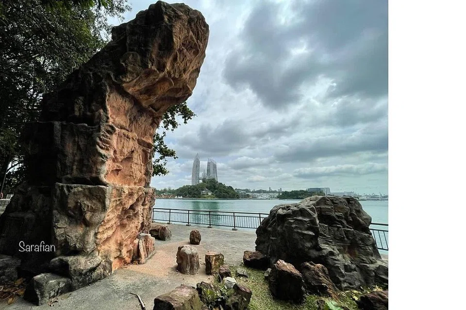 BATU BERLAYAR: Replika Batu Berlayar di Pasir Panjang yang dulunya menjadi panduan pelayaran bagi anak-anak kapal mengemudi kapak dagang mereka di selat sempit antara tanah besar Singapura dengan Pulau Sentosa. - Foto SARAFIAN SALLEH