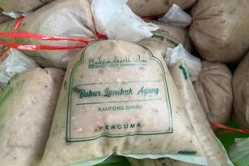 Bubur lambuk istimewa Masjid Jamek Kampung Baru, Kuala Lumpur, yang diagihkan secara percuma setiap hari sepanjang Ramadan menjadi rebutan warga kota.