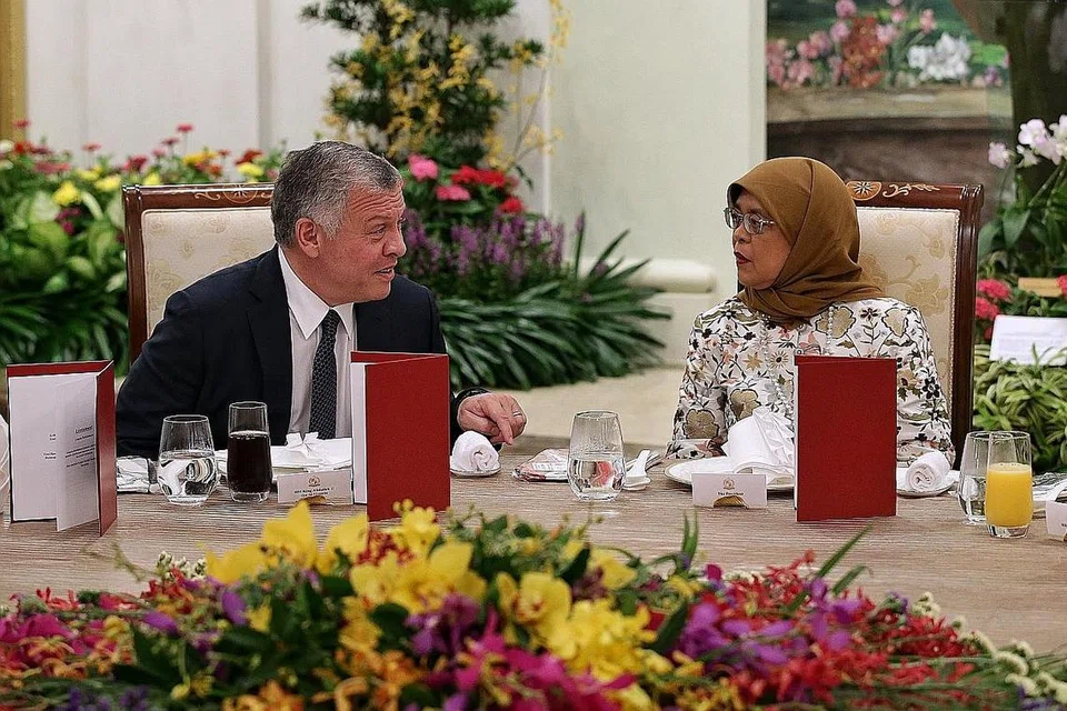 HUBUNGAN MESRA: Puan Halimah mengadakan jamuan makan malam bagi Raja Abdullah II dan rombongan dari Jordan. Mereka menekankan hubungan baik yang berterusan antara Jordan dengan Singapura sejak Republik ini mencapai kemerdekaan pada 1965. - Foto BH oleh KEVIN LIM