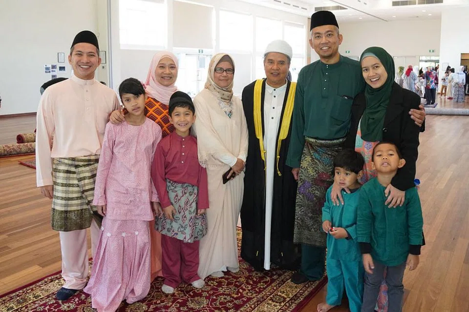 SOLAT HARI RAYA AIDILFITRI: Presiden Persatuan Melayu Australia Barat, Encik Ahmad Fauzi Abdullah (dua dari kanan, bersama keluarganya yang berpakaian hijau sedondon); Ustaz Umu Momo Mubarak (tengah, berjubah) dan DJ Wan daripada Radio Melayu Perth (kiri, bersama keluarganya) selepas solat Hari Raya Aidilfitri beberapa bulan lalu yang diadakan di sebuah dewan masyarakat yang disewa. - Foto ihsan ENCIK AHMAD FAUZI ABDULLAH