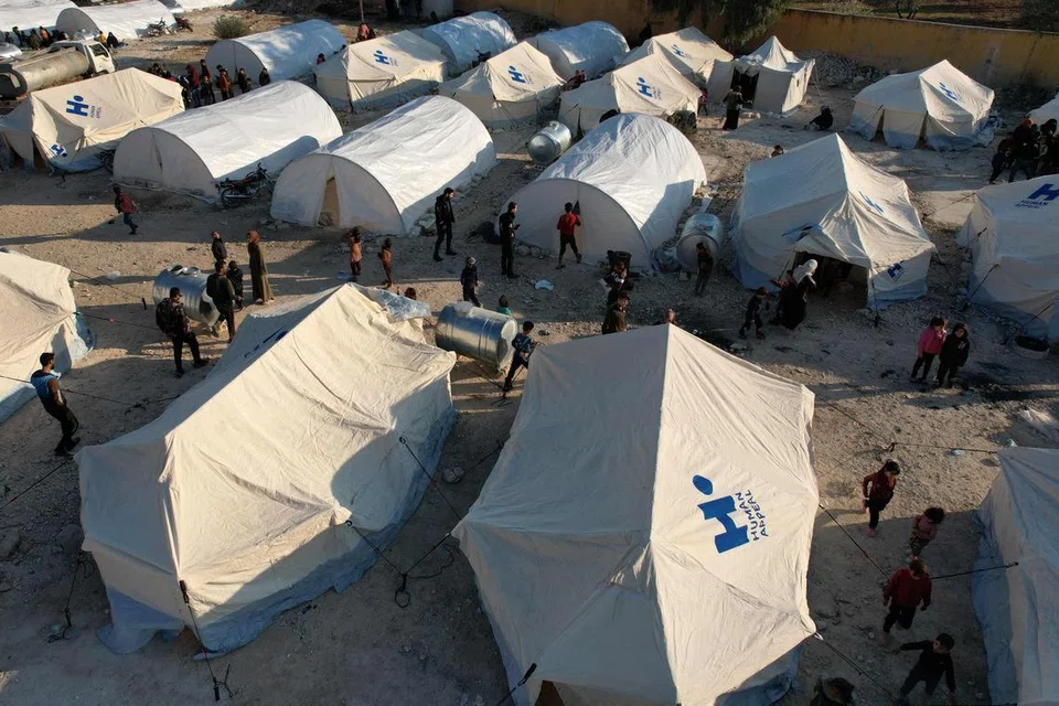 Keluarga yang melarikan diri daripada pertempuran di Aleppo, mendapatkan perlindungan sementara di kampung Berdakli di pinggir bandar al-Dana di wilayah Idlib barat laut yang dikuasai pemberontak pada 28 November.