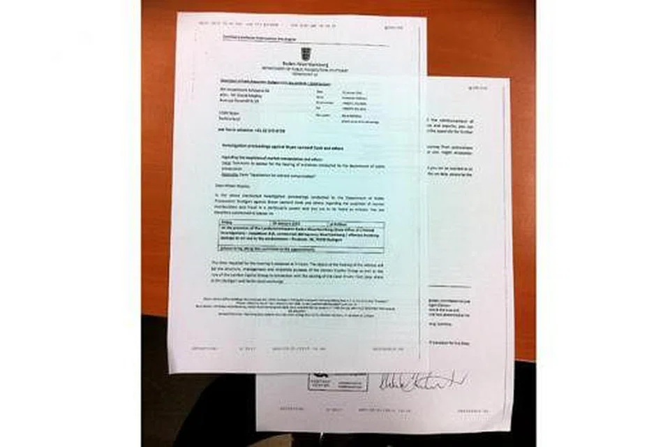 PENYIASATAN DITERUSKAN: Surat saman daripada mahkamah di Jerman yang mengarahkan Encik Mapley memberi keterangan sebagai saksi kes memanipulasi pasaran melibatkan Bryan Leonard Cook. - Foto SAINI SALLEH