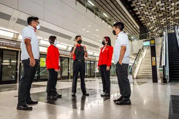 DEKATI PEKERJA: Encik Shahrin (tiga dari kanan) kerap meluangkan masa di lapangan menemui pekerja yang bertugas di stesen MRT atau bengkel penyenggaraan. - Foto SMRT