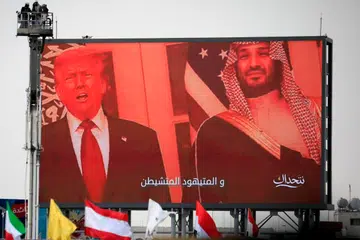 Papan iklan digital memaparkan Presiden Amerika Syarikat, Donald Trump (kiri), dan Putera Mahkota Arab Saudi, Mohammed bin Salman, di Sanaa, Yemen pada 10 Julai 2026. Pentadbiran Trump kini dijangka memeterai perjanjian kerjasama nuklear awam dengan Arab Saudi, yang dilihat sebagai usaha memperkukuh hubungan strategik kedua-dua negara di tengah-tengah konflik yang semakin memuncak di Asia Barat.