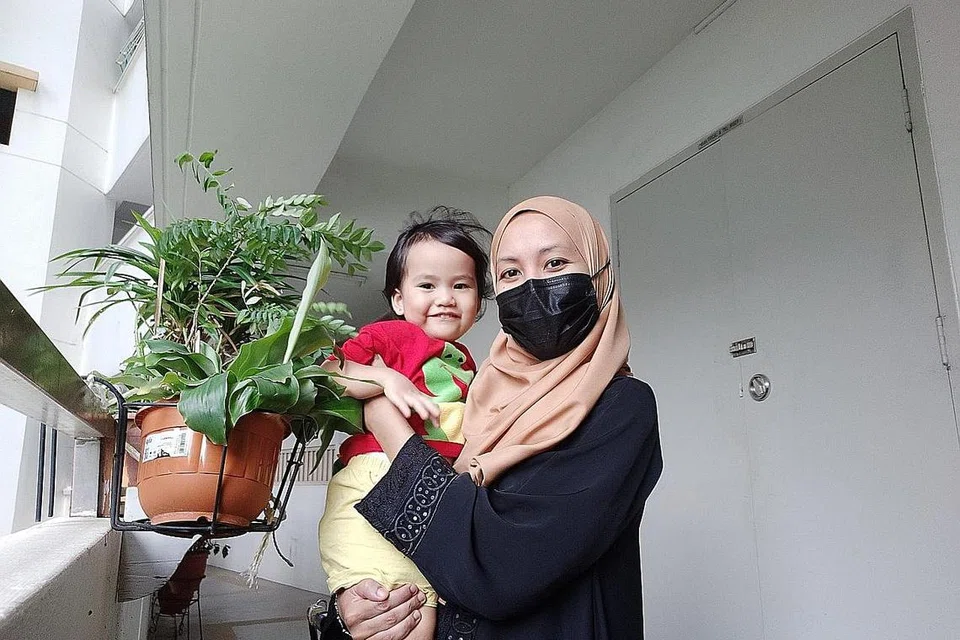 "Di dalam lif, saya mengajak anak saya melambaikan tangan kepada jiran lain yang ada di dalam lif juga, dan tunjukkannya cara hidup berjiran, seperti menahan pintu lif untuk jiran lain masuk, dan memberi laluan kepada jiran yang mahu keluar. Di taman permainan, saya senyum kepada kanak-kanak lain (saya harap mereka dapat lihat senyuman saya melalui mata saya), dan berkata "Hello!" dan mengajak mereka berbual. Saya galakkan anak saya bermain dengan mereka jika dia mahu tetapi tidak memaksa kerana saya faham pasti tidak mudah untuk dia tiba-tiba bermain dengan orang lain.'' - Penulis, Nur Dhuha Esoof (gambar atas), bersama anaknya, Munawwarah Mohammad Hanafi. - Foto ihsan NUR DHUHA ESOOF