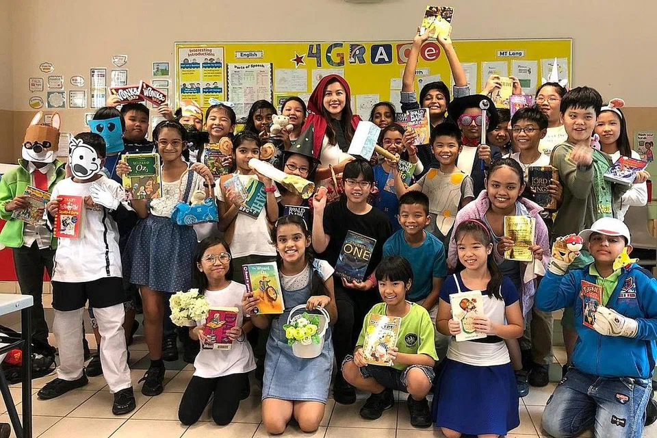 HIDUPKAN WATAK, RANCAKKAN PEMBELAJARAN: Semasa Hari Watak Buku di sekolahnya, Cik Juliana masuk ke dalam kelas berpakaian seperti Miss Trunchbull dalam buku cerita Matilda tulisan Roald Dahl - sepanjang hari hingga sekolah berakhir bagi hari itu. Gambar-gambar diambil sebelum penularan Covid.19 - Foto ihsan JULIANA NATALIA LEE OSMAN