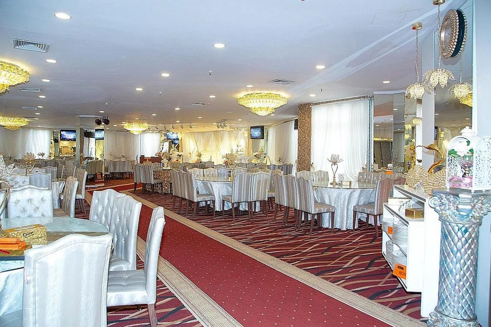 DI BAWAH SATU BUMBUNG: Dewan The Orange Ballroom berupaya menempatkan sehingga 3,000 tetamu hasil 30 meja yang mampu dimuatkan dalam ruang dewan tersebut - berbanding 20 meja makan sahaja sebelum ini. - Foto BM oleh ZALEHA ABDUL KADER