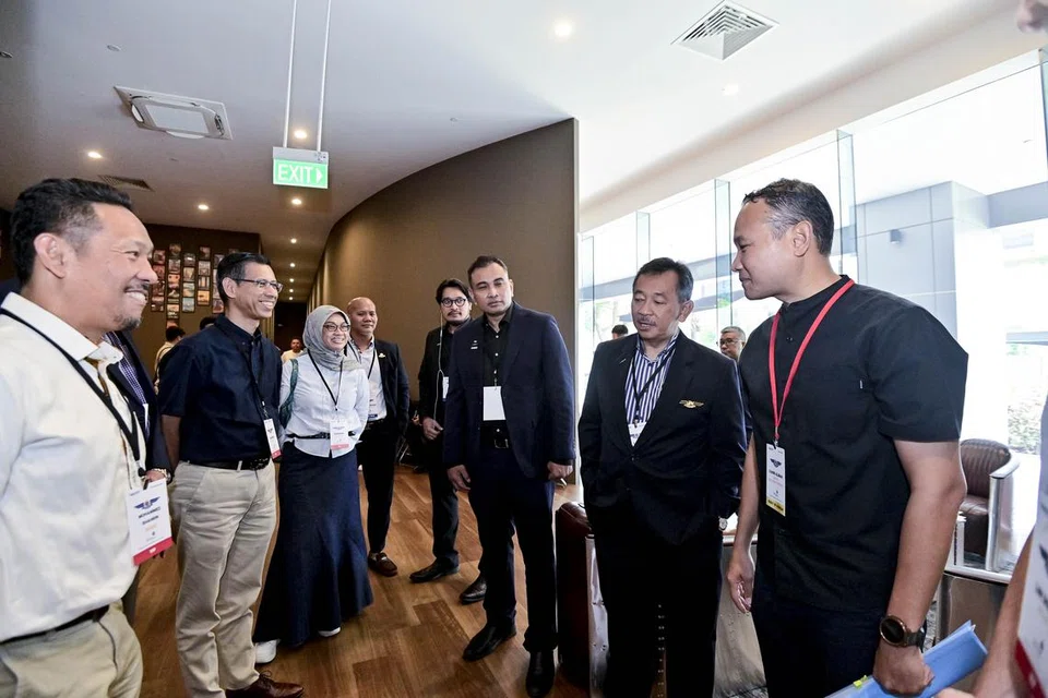 Ketua Rangkaian Profesional Mendaki bagi Penerbangan, Kapten Jaffar Hassan (dua dari kanan), yang juga Naib Presiden Eksekutif (Asia Pasifik) di Persekutuan Antarabangsa Persatuan Juruterbang Syarikat Penerbangan, berkongsi pengalaman bersama peserta dan Mayor Majlis Pembangunan Masyarakat (CDC) South East, Encik Mohd Fahmi Aliman (kanan), selaku tetamu terhormat di Rumah Terbuka Penerbangan pada 31 Ogos lalu.